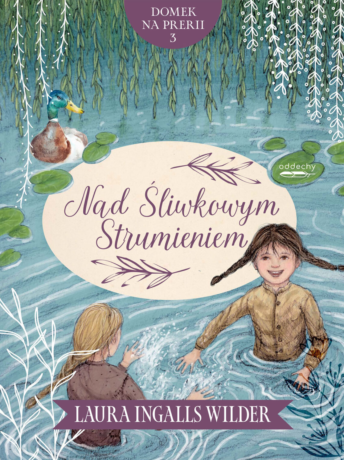 Okładka książki „Nad Śliwkowym Strumieniem” Laury Ingalls Wilder utrzymana jest w delikatnym, ilustracyjnym stylu i przedstawia dwoje dzieci bawiących się w wodzie, otoczonych roślinnością oraz kaczką pływającą wśród lilii wodnych. Dominują chłodne odcienie błękitu i zieleni przełamane beżem i fioletem, a centralny jasny owal z tytułem otoczony jest subtelnymi roślinnymi ornamentami.