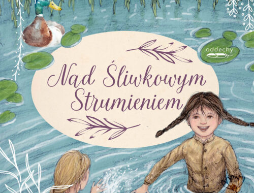 Okładka książki „Nad Śliwkowym Strumieniem” Laury Ingalls Wilder utrzymana jest w delikatnym, ilustracyjnym stylu i przedstawia dwoje dzieci bawiących się w wodzie, otoczonych roślinnością oraz kaczką pływającą wśród lilii wodnych. Dominują chłodne odcienie błękitu i zieleni przełamane beżem i fioletem, a centralny jasny owal z tytułem otoczony jest subtelnymi roślinnymi ornamentami.